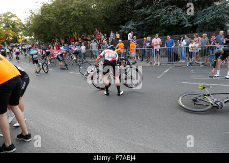 Otley, Leeds, Regno Unito. 4 Luglio, 2018. Otley Leeds Mercoledì 04 Luglio Mens Elite Cycle Race Crash Credito: Les Wagstaff/Alamy Live News Foto Stock