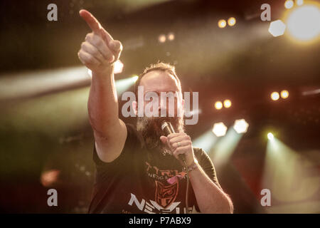 Roskilde, Danimarca. 4 Luglio, 2018. La American rock band frizione svolge un concerto dal vivo durante il danese music festival Roskilde Festival 2018. Qui il cantante Neil Fallon è visto dal vivo sul palco. (Photo credit: Gonzales foto - Pietro Troest). Credito: Gonzales foto/Alamy Live News Foto Stock