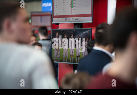 Germania, Dortmund. 31 Mar, 2018. Finale del 2017/2018 Bundesliga virtuale. Sepctators in piedi intorno a un monitor per la Bundesliga virtuale. I migliori 24 giocatori di FIFA in Germania stanno giocando per la Bundesliga virtuale titolo. Credito: Guido Kirchner/dpa/Alamy Live News Foto Stock