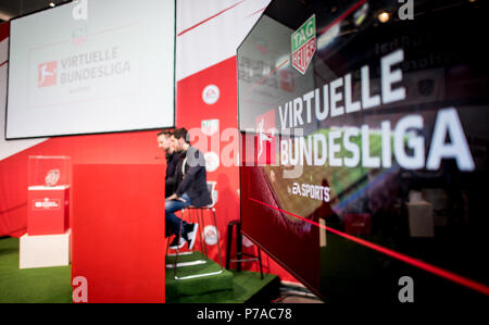 Germania, Dortmund. 31 Mar, 2018. Finale del 2017/2018 Bundesliga virtuale. La Bundesliga virtuale logo su un monitor. I migliori 24 giocatori di FIFA in Germania stanno giocando per la Bundesliga virtuale titolo. Credito: Guido Kirchner/dpa/Alamy Live News Foto Stock