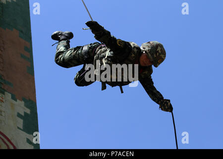 Nanning, Nanning, Cina. 5 Luglio, 2018. Nanning, CINA-polizia armata frequentare la formazione militare esame in Nanning, a sud-ovest della Cina di Guangxi. Credito: SIPA Asia/ZUMA filo/Alamy Live News Foto Stock