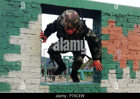 Nanning, Nanning, Cina. 5 Luglio, 2018. Nanning, CINA-polizia armata frequentare la formazione militare esame in Nanning, a sud-ovest della Cina di Guangxi. Credito: SIPA Asia/ZUMA filo/Alamy Live News Foto Stock