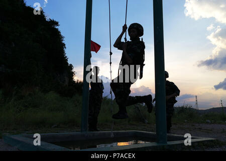 Nanning, Nanning, Cina. 5 Luglio, 2018. Nanning, CINA-polizia armata frequentare la formazione militare esame in Nanning, a sud-ovest della Cina di Guangxi. Credito: SIPA Asia/ZUMA filo/Alamy Live News Foto Stock