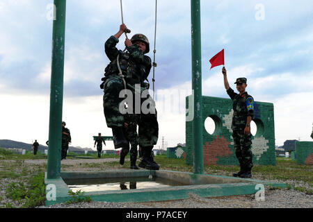 Nanning, Nanning, Cina. 5 Luglio, 2018. Nanning, CINA-polizia armata frequentare la formazione militare esame in Nanning, a sud-ovest della Cina di Guangxi. Credito: SIPA Asia/ZUMA filo/Alamy Live News Foto Stock