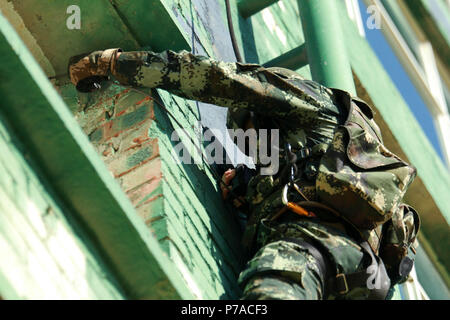 Nanning, Nanning, Cina. 5 Luglio, 2018. Nanning, CINA-polizia armata frequentare la formazione militare esame in Nanning, a sud-ovest della Cina di Guangxi. Credito: SIPA Asia/ZUMA filo/Alamy Live News Foto Stock