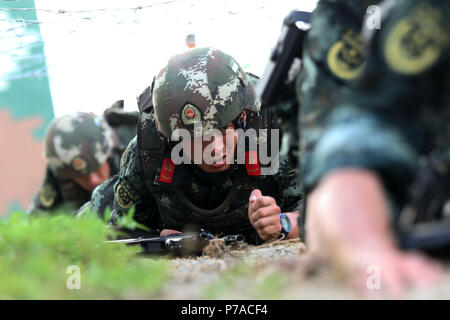 Nanning, Nanning, Cina. 5 Luglio, 2018. Nanning, CINA-polizia armata frequentare la formazione militare esame in Nanning, a sud-ovest della Cina di Guangxi. Credito: SIPA Asia/ZUMA filo/Alamy Live News Foto Stock