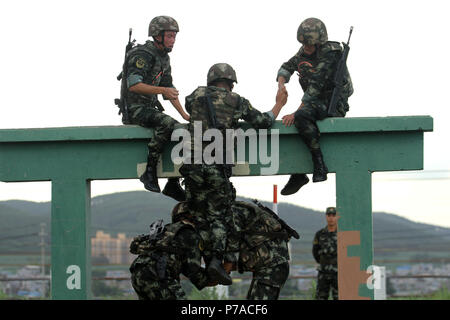 Nanning, Nanning, Cina. 5 Luglio, 2018. Nanning, CINA-polizia armata frequentare la formazione militare esame in Nanning, a sud-ovest della Cina di Guangxi. Credito: SIPA Asia/ZUMA filo/Alamy Live News Foto Stock