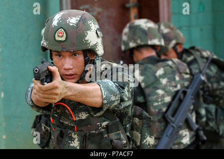 Nanning, Nanning, Cina. 5 Luglio, 2018. Nanning, CINA-polizia armata frequentare la formazione militare esame in Nanning, a sud-ovest della Cina di Guangxi. Credito: SIPA Asia/ZUMA filo/Alamy Live News Foto Stock