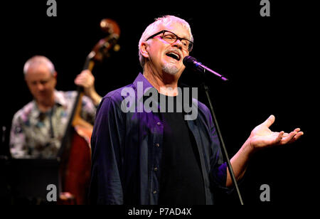 Karlovy Vary, Repubblica Ceca. 04 Luglio, 2018. Noi attore e cantante Tim Robbins esegue con il suo rogues galleria Band durante la 53a Film Festival Internazionale di Karlovy Vary (KVIFF), Repubblica Ceca, dal 4 luglio 2018. Credito: Katerina Sulova/CTK foto/Alamy Live News Foto Stock