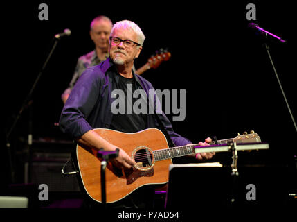 Karlovy Vary, Repubblica Ceca. 04 Luglio, 2018. Noi attore e cantante Tim Robbins esegue con il suo rogues galleria Band durante la 53a Film Festival Internazionale di Karlovy Vary (KVIFF), Repubblica Ceca, dal 4 luglio 2018. Credito: Katerina Sulova/CTK foto/Alamy Live News Foto Stock