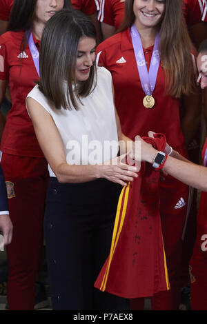 Madrid, Madrid, Spagna. 5 Luglio, 2018. Regina Letizia di Spagna partecipa un pubblico per la Nazionale Femminile U-17 Soccer Team, Campione Europeo 2018 a Zarzuela Palace il 5 luglio 2018 a Madrid, Spagna Credit: Jack Abuin/ZUMA filo/Alamy Live News Foto Stock