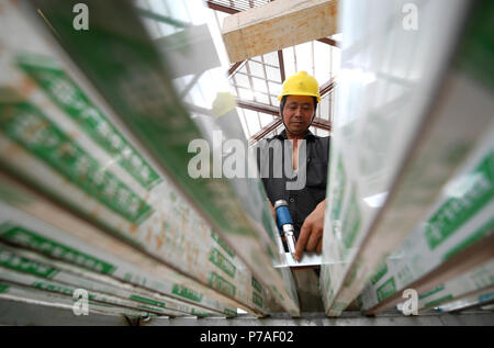 Nanning. 5 Luglio, 2018. Un membro del personale lavora presso il cantiere per la costruzione di un padiglione del XII Cina (Nanning) International Garden Expo nel sud della Cina di Guangxi Zhuang Regione autonoma, 5 luglio 2018. Il giardino expo si terrà a Nanning nel dicembre del 2018. Credito: Lu Bo'an/Xinhua/Alamy Live News Foto Stock