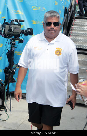 New York, NY, STATI UNITI D'AMERICA. 4 Luglio, 2018. Brooklyn Attorney General Eric Gonzalez assiste il New York City il 4 luglio annuale di Nathan's Hot Dog concorso a Nathan di Coney Island il 4 luglio 2018 a Coney Island, New York City. Credito: Mpi43/media/punzone Alamy Live News Foto Stock