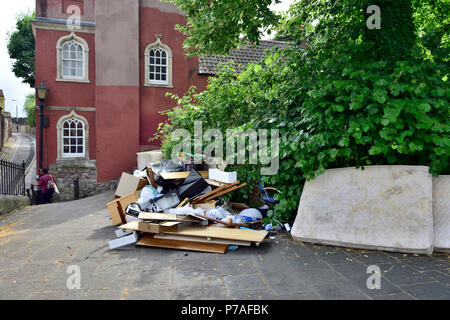 Bristol, Regno Unito. Il 5 luglio 2018. Rifiuti ammucchiati e a sinistra sul sentiero pubblico, Bristol UK Credit: Charles Stirling/Alamy Live News Foto Stock