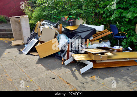 Bristol, Regno Unito. Il 5 luglio 2018. Rifiuti ammucchiati e a sinistra sul sentiero pubblico, Bristol UK Credit: Charles Stirling/Alamy Live News Foto Stock