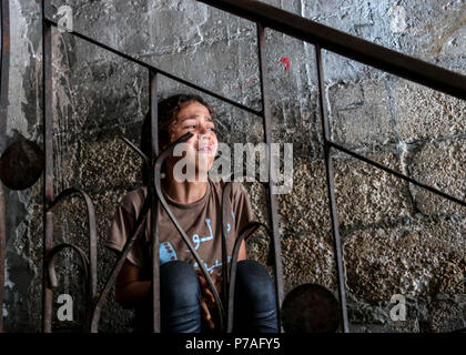 La striscia di Gaza, la Palestina. 5 Luglio, 2018. Il martire 's sorella grida durante la sua cerimonia di congedo dalla sua casa.arrivederci e cerimonia funebre ha ospitato per il martire Mahmoud Majid Al-Gharabli, a 16 anni da ragazzo il quartiere Shujaiya, ad est della città di Gaza, morto da vivere proiettili in testa durante le dimostrazioni a est della città di Gaza contro le forze israeliane. Credito: Ahmad Hasaballah SOPA/images/ZUMA filo/Alamy Live News Foto Stock