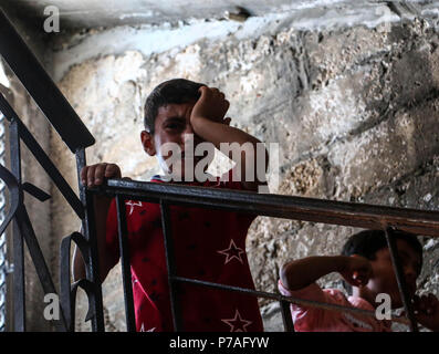 La striscia di Gaza, la Palestina. 5 Luglio, 2018. Un bambino piange durante l'addio del martire nella sua casa.arrivederci e cerimonia funebre ha ospitato per il martire Mahmoud Majid Al-Gharabli, a 16 anni da ragazzo il quartiere Shujaiya, ad est della città di Gaza, morto da vivere proiettili in testa durante le dimostrazioni a est della città di Gaza contro le forze israeliane. Credito: Ahmad Hasaballah SOPA/images/ZUMA filo/Alamy Live News Foto Stock