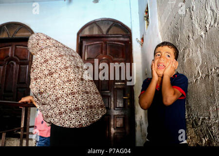 La striscia di Gaza, la Palestina. 5 Luglio, 2018. Un bambino piange durante l'addio del martire nella sua casa.arrivederci e cerimonia funebre ha ospitato per il martire Mahmoud Majid Al-Gharabli, a 16 anni da ragazzo il quartiere Shujaiya, ad est della città di Gaza, morto da vivere proiettili in testa durante le dimostrazioni a est della città di Gaza contro le forze israeliane. Credito: Ahmad Hasaballah SOPA/images/ZUMA filo/Alamy Live News Foto Stock