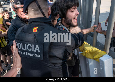 Barcellona, in Catalogna, Spagna. 5 Luglio, 2018. Un manifestante iseen essendo spinto contro le barre da parte delle forze di polizia.La mobilitazione popolare contro l'asta pubblica di un set di proprietà corrispondenti a intestato eredità è riuscito a ritardare l'inizio dell'asta prevista per le 10:00 a.m. Nonostante la forte resistenza popolare, i banditori e gli acquirenti sono state accedendo al sito con l aiuto della polizia catalana Mossos d'esquadra. Per tutta la mattina ci sono stati piccoli scontri tra attivisti e polizia. Credito: Paco Freire SOPA/images/ZUMA filo/Alamy Live News Foto Stock