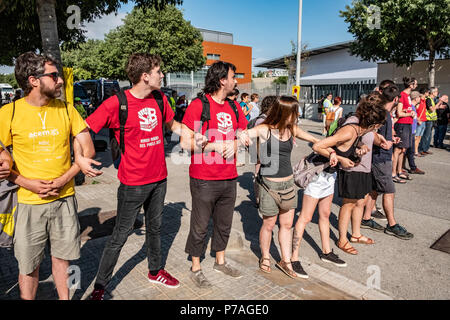 Barcellona, in Catalogna, Spagna. 5 Luglio, 2018. Una fila di persone che fanno una difesa popolare per impedire l'accesso all'asta.La mobilitazione popolare contro l'asta pubblica di un set di proprietà corrispondenti a intestato eredità è riuscito a ritardare l'inizio dell'asta prevista per le 10:00 a.m. Nonostante la forte resistenza popolare, i banditori e gli acquirenti sono state accedendo al sito con l aiuto della polizia catalana Mossos d'esquadra. Per tutta la mattina ci sono stati piccoli scontri tra attivisti e polizia. (Credito Immagine: © Paco Freire/SOPA immagini via ZUMA Wi Foto Stock