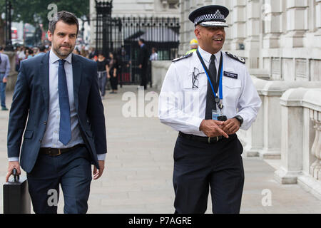 Londra, Regno Unito. 5 Luglio, 2018. Neil Basu (r), il Metropolitan Police Assistente del Commissario di specialista operazioni, arriva per una riunione del governo Cobra comitato di emergenza per discutere della risposta britannica all'ultima Novichok agente nervino avvelenamenti nel Wiltshire. Credito: Mark Kerrison/Alamy Live News Foto Stock