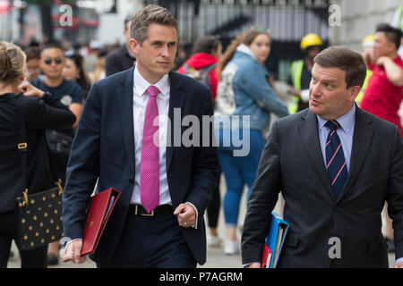 Londra, Regno Unito. 5 Luglio, 2018. Gavin Williamson (l), Segretario di Stato per la difesa, arriva per una riunione del governo Cobra comitato di emergenza per discutere della risposta britannica all'ultima Novichok agente nervino avvelenamenti nel Wiltshire. Credito: Mark Kerrison/Alamy Live News Foto Stock