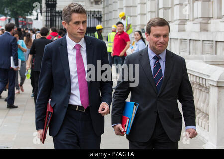 Londra, Regno Unito. 5 Luglio, 2018. Gavin Williamson (l), Segretario di Stato per la difesa, arriva per una riunione del governo Cobra comitato di emergenza per discutere della risposta britannica all'ultima Novichok agente nervino avvelenamenti nel Wiltshire. Credito: Mark Kerrison/Alamy Live News Foto Stock