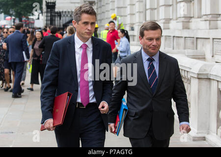 Londra, Regno Unito. 5 Luglio, 2018. Gavin Williamson (l), Segretario di Stato per la difesa, arriva per una riunione del governo Cobra comitato di emergenza per discutere della risposta britannica all'ultima Novichok agente nervino avvelenamenti nel Wiltshire. Credito: Mark Kerrison/Alamy Live News Foto Stock