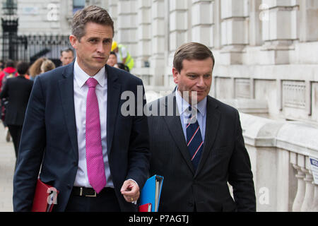 Londra, Regno Unito. 5 Luglio, 2018. Gavin Williamson (l), Segretario di Stato per la difesa, arriva per una riunione del governo Cobra comitato di emergenza per discutere della risposta britannica all'ultima Novichok agente nervino avvelenamenti nel Wiltshire. Credito: Mark Kerrison/Alamy Live News Foto Stock