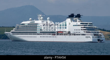 Bantry, West Cork, Irlanda. 5 Luglio, 2018. MV Seabourn Ricerca bianco brilla sotto un altro pomeriggio glorioso sun. La nave è attualmente in visita a Bantry in West Cork in visita di un giorno prima di visitare Limerick e Galway. Trasportando 450 passeggeri e 198 metri di lunghezza, la nave è attualmente di proprietà di Seabourn Cruise Line. . Credito: aphperspective/Alamy Live News Foto Stock