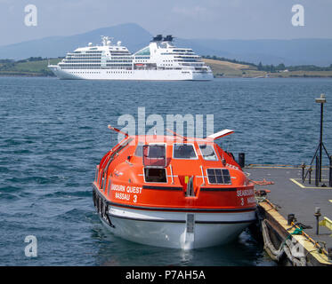 Bantry, West Cork, Irlanda. 5 Luglio, 2018. MV Seabourn Ricerca bianco brilla sotto un altro pomeriggio glorioso sun. La nave è attualmente in visita a Bantry in West Cork in visita di un giorno prima di visitare Limerick e Galway. Trasportando 450 passeggeri e 198 metri di lunghezza, la nave è attualmente di proprietà di Seabourn Cruise Line. . Credito: aphperspective/Alamy Live News Foto Stock