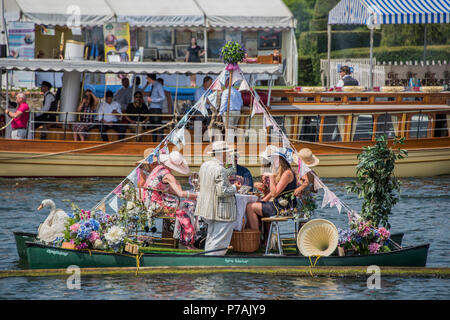 Henley on Thames, Regno Unito. 5 Luglio, 2018. Un altro bruciante giorno fa risaltare le giacche e abiti estivi in steward Enclosure - Henley Royal regatta, Henley on Thames, Regno Unito 05 Lug 2018. Credito: Guy Bell/Alamy Live News Foto Stock