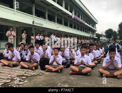 Chiang Rai, Mae Sai, Thailandia. 02Luglio, 2018. Gli studenti al Mae-Sai-Prasitsart scuola nel nord della Thailandia pregare prima della scuola per sei dei loro compagni di scuola, che sono tra i giovani della squadra di calcio intrappolato in una grotta. Credito: Hathai Techakitteranun/dpa/Alamy Live News Foto Stock