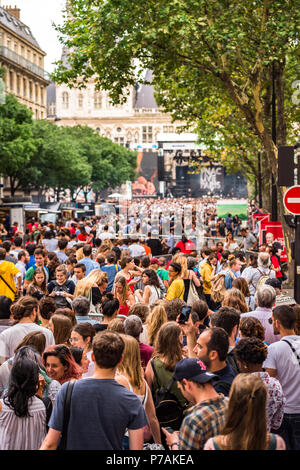 Parigi, Francia. 5 Luglio, 2018. Una grande folla di giro per FNAC 2018 presso l' Hotel de Ville di Parigi, Francia. Credito: Samantha Ohlsen/Alamy Live News. Foto Stock