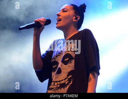 Milwaukee, Wisconsin, Stati Uniti d'America. 3 Luglio, 2018. Cantante alternativa Vescovo Briggs suona dal vivo presso Henry Maier Festival Park durante il Summerfest di Milwaukee, nel Wisconsin. Ricky Bassman/Cal Sport Media/Alamy Live News Foto Stock