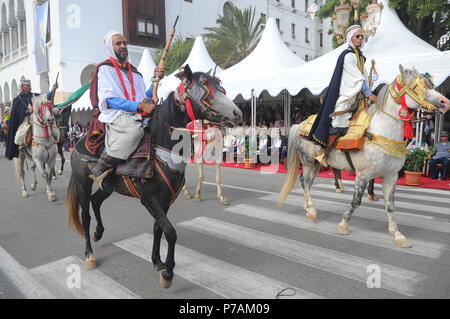 (180705) -- ad Algeri, 5 luglio 2018 (Xinhua) -- popolo algerino prendere parte alla parata per celebrare il 56esimo anniversario della sua indipendenza ad Algeri, Algeria, il 5 luglio 2018. Nel 1962, l'Algeria ha ufficialmente ha ottenuto la sua indipendenza dopo una lotta amara di otto anni, che si è conclusa in 132 anni di Francese occupazione coloniale. (Xinhua) Foto Stock