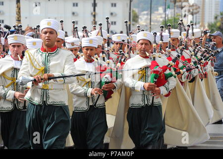 (180705) -- ad Algeri, 5 luglio 2018 (Xinhua) -- popolo algerino prendere parte alla parata per celebrare il 56esimo anniversario della sua indipendenza ad Algeri, Algeria, il 5 luglio 2018. Nel 1962, l'Algeria ha ufficialmente ha ottenuto la sua indipendenza dopo una lotta amara di otto anni, che si è conclusa in 132 anni di Francese occupazione coloniale. (Xinhua) Foto Stock