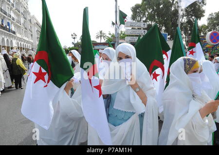 (180705) -- ad Algeri, 5 luglio 2018 (Xinhua) -- Le donne algerine frequentare un rally per celebrare il 56esimo anniversario della sua indipendenza ad Algeri, Algeria, il 5 luglio 2018. Nel 1962, l'Algeria ha ufficialmente ha ottenuto la sua indipendenza dopo una lotta amara di otto anni, che si è conclusa in 132 anni di Francese occupazione coloniale. (Xinhua) Foto Stock