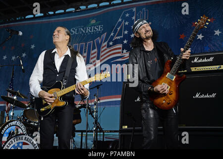 Sunrise FL, Stati Uniti d'America. 04 Luglio, 2018. Grand Funk Railroad esegue durante la città di Alba il 4 luglio concerto di celebrazione del BB&T Center il 4 luglio 2018 in Sunrise, Florida. Credito: Mpi04/media/punzone Alamy Live News Foto Stock