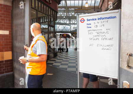 La Hammersmith e la City Line sono state sospese questa sera a causa di un errore di segnale che ha causato il caos di viaggio a Londra Foto Stock