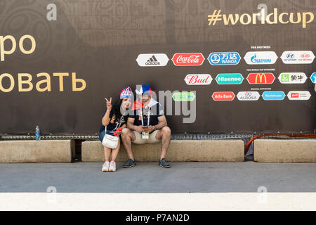 Mosca, Russia - Luglio 01, 2018: la FIFA World Cup 2018, i tifosi di calcio al gioco Russia-Spain nel giro di 16 Foto Stock