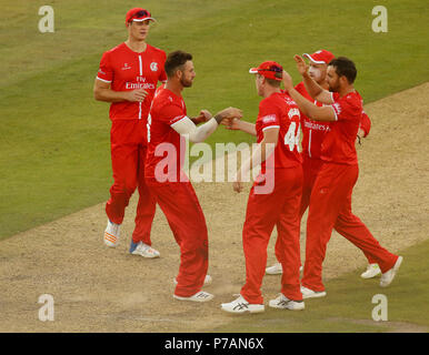 Emirates Old Trafford, Manchester, Regno Unito. 5 Luglio, 2018. La vitalità di Blast T20 cricket, Lancashire fulmine contro Worcester Rapids; Giordania Clark di Lancashire celebra con i suoi compagni di squadra dopo che egli le catture Callum Ferguson del Worcestershire Rapids off il bowling di Stephen Parry Credito: Azione Sport Plus/Alamy Live News Foto Stock