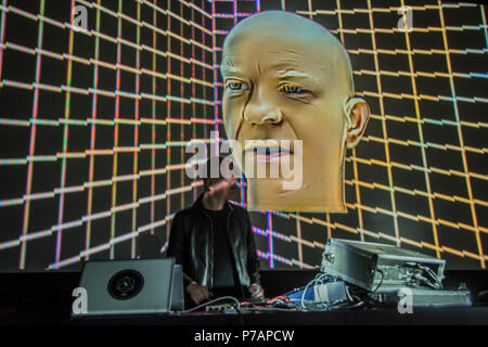 Madrid, Spagna. 5 Luglio, 2018. Presentazione delle prestazioni elettroniche ATOM TM in Veranos de la Villa concerti a Madrid, Spagna Credito: Alberto Ramírez Sibaja/Alamy Live News Foto Stock