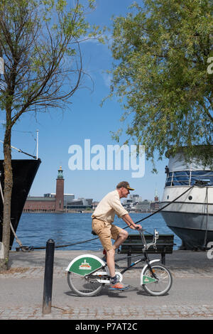 Ciclista sul lungomare di Stoccolma, Svezia Foto Stock