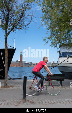 Ciclista sul lungomare di Stoccolma, Svezia Foto Stock