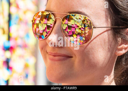 Giovane donna che guarda la parete ricoperta in post-it (aborto referendum supporto), Temple Bar di Dublino, Provincia di Leinster, Repubblica di Irlanda Foto Stock