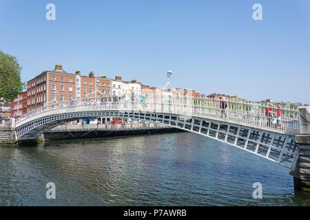 Xix secolo Ha'penny Bridge sul fiume Liffey, Wellington Quay, Dublin, Provincia di Leinster, Repubblica di Irlanda Foto Stock