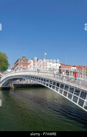 Xix secolo Ha'penny Bridge sul fiume Liffey, Wellington Quay, Dublin, Provincia di Leinster, Repubblica di Irlanda Foto Stock