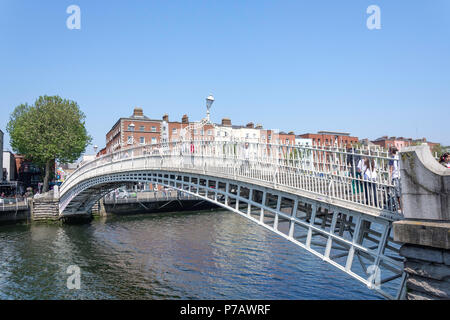 Xix secolo Ha'penny Bridge sul fiume Liffey, Wellington Quay, Dublin, Provincia di Leinster, Repubblica di Irlanda Foto Stock