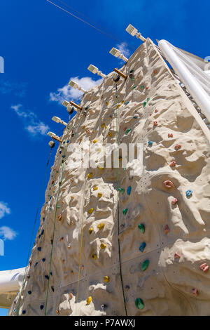 Muro di roccia da scalare su una nave da crociera Foto Stock